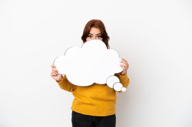 Beyaz arka planda izole edilmiş genç kızıl saçlı kadın elinde bir konuşma balonu tutuyor ve arkasına saklanıyor.