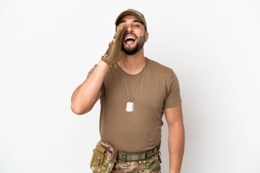 Beyaz arka planda izole edilmiş genç Arap asker ağzı açık bağırıyordu.