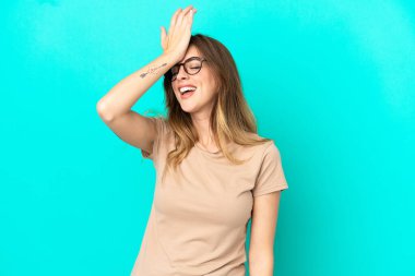 Mavi arka planda izole genç beyaz kadın bir şey fark etti ve çözüme niyetlendi.