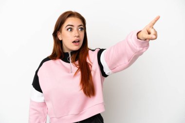 Genç kızıl saçlı kadın beyaz arka planda izole edilmiş.