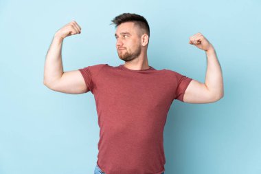 Tecrit edilmiş Rus yakışıklı adam güçlü hareketler yapıyor.