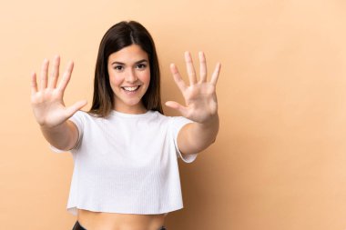 İzole edilmiş geçmişi olan Brezilyalı genç bir kız parmaklarıyla 10 kişi sayıyor.