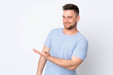 Tecrit edilmiş Rus yakışıklı adam gülümserken bir fikir sunuyor.