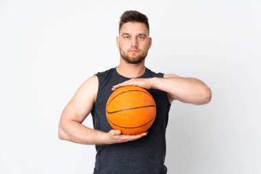 Beyaz arka planda basketbol oynayan Rus yakışıklı adam.