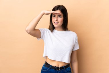 İzole edilmiş bir geçmişi olan Brezilyalı genç bir kız bir şeye bakmak için çok uzaklara bakıyor.