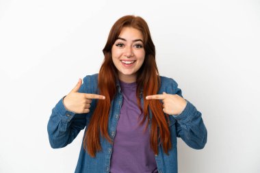 Genç kızıl saçlı kadın, beyaz arka planda izole edilmiş ve yüzünde sürpriz bir ifade var.