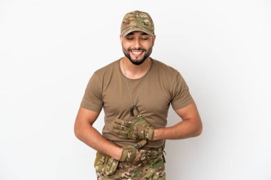 Genç Arap asker beyaz arka planda izole edilmiş gülümsüyor.