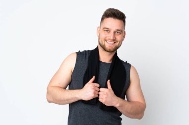 Beyaz arka planda spor havlusu olan Rus sporcu.