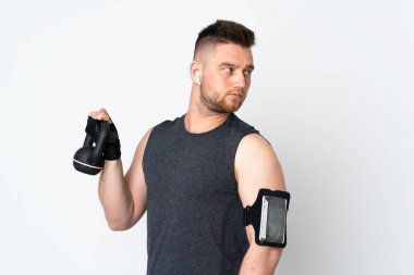 Beyaz arka planda izole edilmiş Rus sporcu halter olarak ağırlık kaldırıyor.