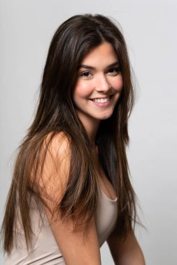 Tecrit edilmiş bir geçmişi olan Brezilyalı genç bir kız.