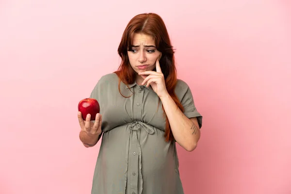 Junge Rothaarige Kaukasische Frau Isoliert Auf Rosa Hintergrund Schwanger Und — Stockfoto