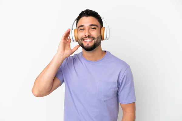 Hombre Árabe Joven Aislado Sobre Fondo Blanco Escuchando Música —  Fotos de Stock