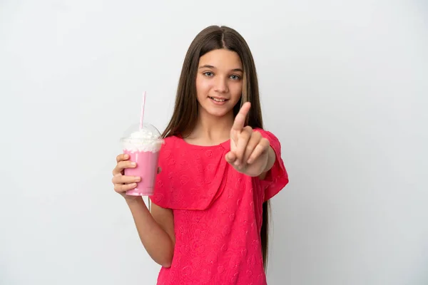 Klein Meisje Met Aardbei Milkshake Geïsoleerde Witte Achtergrond Tonen Heffen — Stockfoto