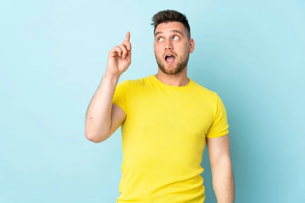 Hombre Guapo Ruso Aislado Sobre Fondo Azul Con Intención Realizar —  Fotos de Stock