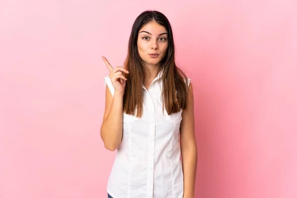 Mujer Joven Caucásica Aislada Sobre Fondo Rosa Con Intención Realizar —  Fotos de Stock