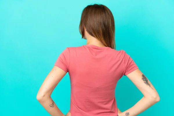 Jeune Femme Caucasienne Isolée Sur Fond Bleu Position Arrière — Photo