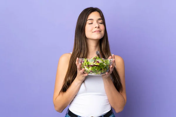 Teenager Ragazza Brasiliana Possesso Insalata Sfondo Viola Isolato — Foto Stock