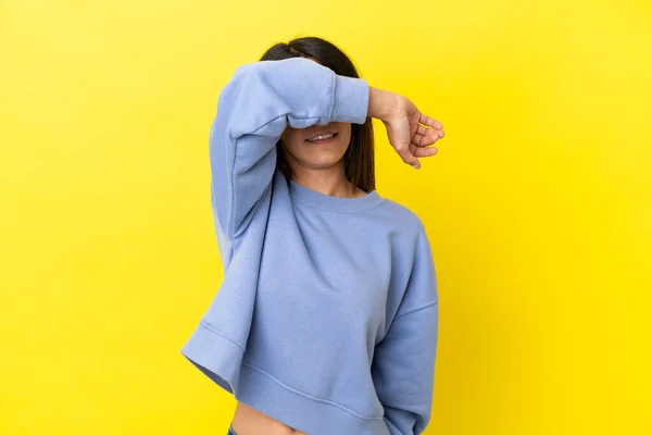 Jonge Blanke Vrouw Geïsoleerd Gele Achtergrond Bedekken Ogen Door Handen — Stockfoto