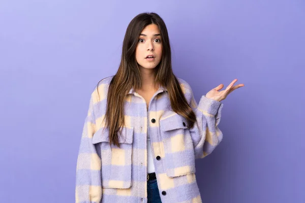 Adolescente Brasileiro Menina Sobre Isolado Roxo Fundo Fazendo Dúvidas Gesto — Fotografia de Stock