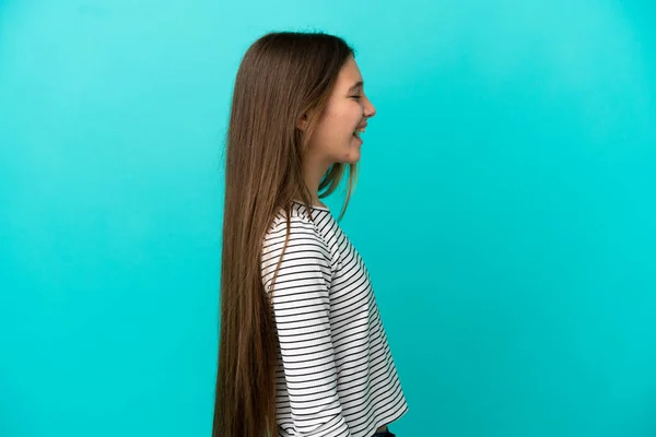 Kleines Mädchen Auf Isoliertem Blauem Hintergrund Lacht Seitenlage — Stockfoto