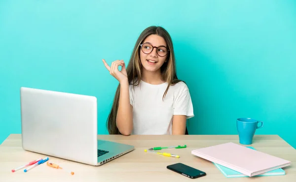 Menina Uma Mesa Com Laptop Sobre Fundo Azul Isolado Com — Fotografia de Stock