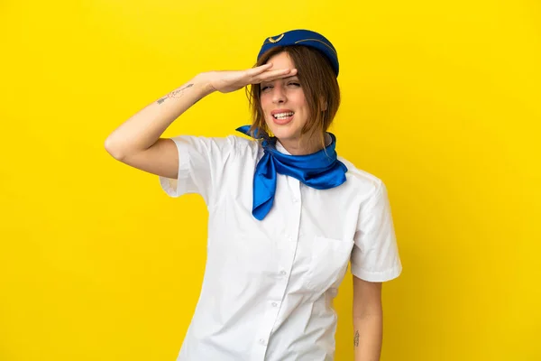 Stewardess Des Flugzeugs Frau Isoliert Auf Gelbem Hintergrund Blick Weit — Stockfoto