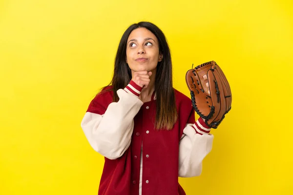 Jonge Kaukasische Vrouw Spelen Honkbal Geïsoleerd Gele Achtergrond Zoek Omhoog — Stockfoto