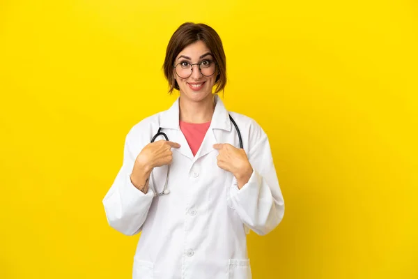 Doktor Kadın Sarı Arka Planda Şaşırmış Yüz Ifadesiyle Izole Edilmiş — Stok fotoğraf