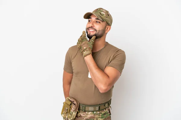 Ung Arabisk Soldat Man Isolerad Vit Bakgrund Tittar Upp Medan — Stockfoto