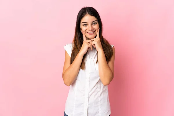 Mulher Caucasiana Jovem Isolado Fundo Rosa Sorrindo Com Uma Expressão — Fotografia de Stock