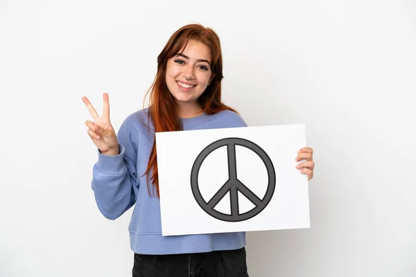 Jovem Ruiva Isolada Fundo Branco Segurando Cartaz Com Símbolo Paz — Fotografia de Stock