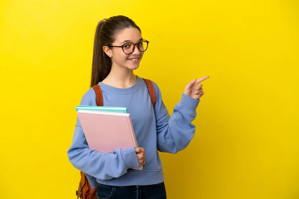Studentin Kind Frau Über Isolierten Gelben Hintergrund Zeigt Mit Dem — Stockfoto