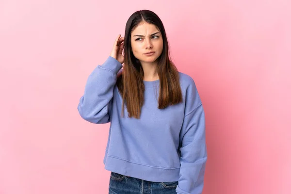 Giovane Donna Caucasica Isolata Sfondo Rosa Con Dubbi — Foto Stock