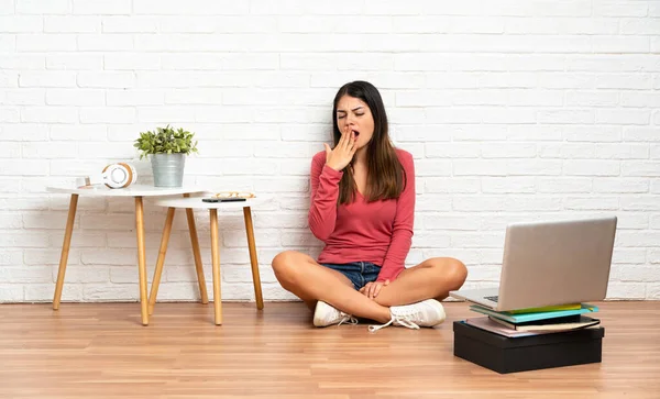 Giovane Donna Con Computer Portatile Seduto Sul Pavimento Casa Sbadigliando — Foto Stock