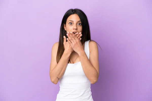 Mujer Joven Caucásica Aislada Sobre Fondo Púrpura Cubriendo Boca Con —  Fotos de Stock