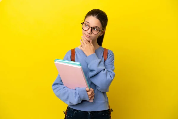 Zole Edilmiş Sarı Arka Planı Olan Öğrenci Kız Gülümserken Yukarı — Stok fotoğraf