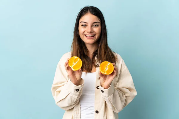 Ung Kaukasisk Kvinna Isolerad Blå Bakgrund Håller Orange — Stockfoto