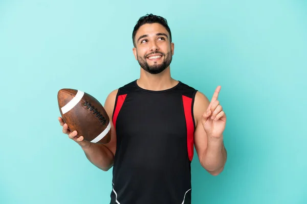 Mladý Arabský Muž Hraje Rugby Izolované Modrém Pozadí Ukazuje Skvělý — Stock fotografie