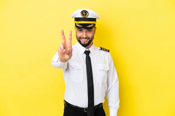 Flugzeug Arabischer Pilot Mann Isoliert Auf Gelbem Hintergrund Lächelnd Und — Stockfoto