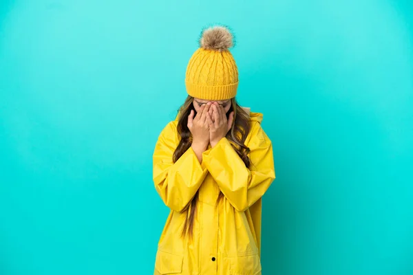 Niña Usando Abrigo Impermeable Sobre Fondo Azul Aislado Con Expresión —  Fotos de Stock