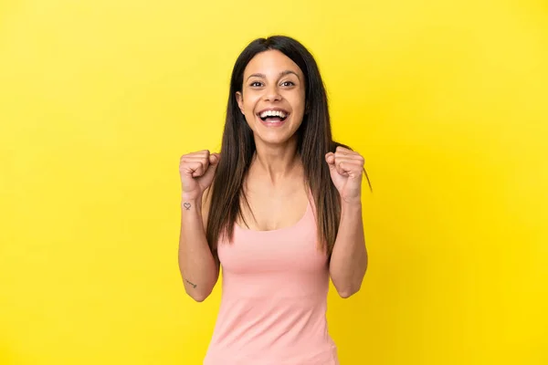 Joven Mujer Caucásica Aislada Sobre Fondo Amarillo Celebrando Una Victoria —  Fotos de Stock