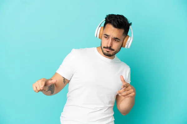Jonge Blanke Man Geïsoleerd Blauwe Achtergrond Luisteren Muziek Dansen — Stockfoto