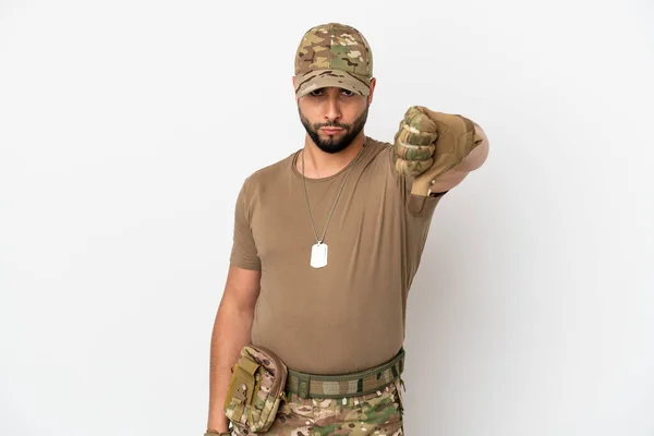 Ung Arabisk Soldat Man Isolerad Vit Bakgrund Visar Tummen Ner — Stockfoto