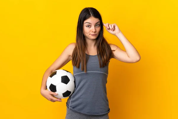 Joven Futbolista Mujer Aislada Sobre Fondo Amarillo Teniendo Dudas Pensando —  Fotos de Stock