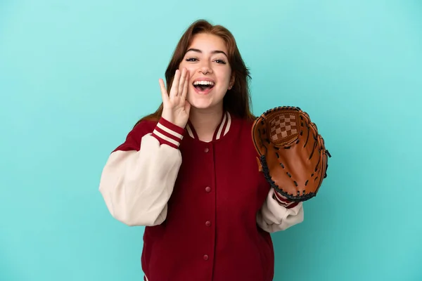 若いですRedhead女性遊びます野球孤立したオン青バック叫んでとともに口全体オープン — ストック写真