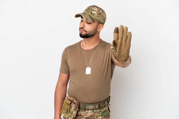 Ung Arabisk Soldat Man Isolerad Vit Bakgrund Gör Stopp Gest — Stockfoto