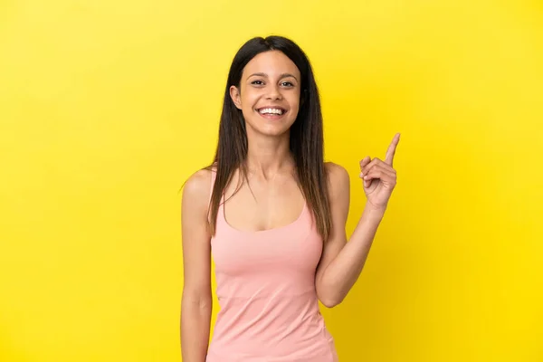 Mulher Branca Jovem Isolado Fundo Amarelo Mostrando Levantando Dedo Sinal — Fotografia de Stock