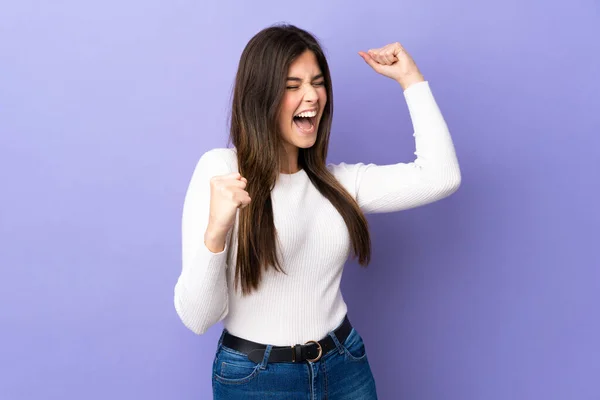 Adolescente Menina Brasileira Sobre Fundo Roxo Isolado Comemorando Uma Vitória — Fotografia de Stock