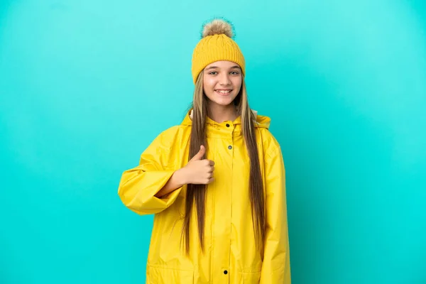 Niña Usando Abrigo Impermeable Sobre Fondo Azul Aislado Dando Gesto —  Fotos de Stock