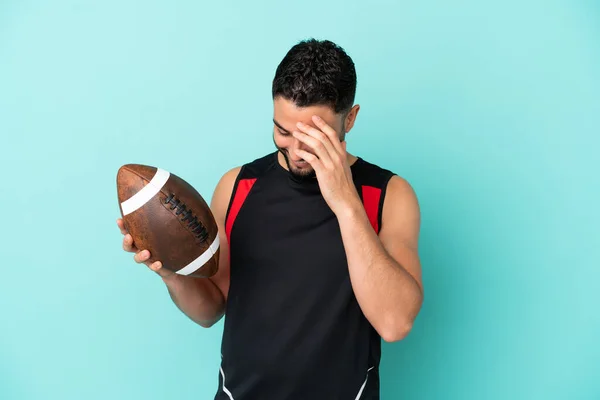 Mladý Arabský Muž Hraje Rugby Izolované Modrém Pozadí Smíchem — Stock fotografie